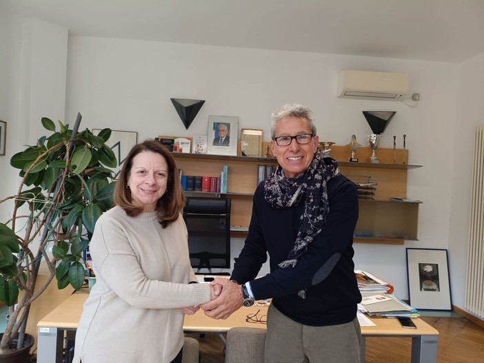 La dottoressa Magri con il sindaco Deplano (foto pubblicata sui social dal sindaco di Comabbio)