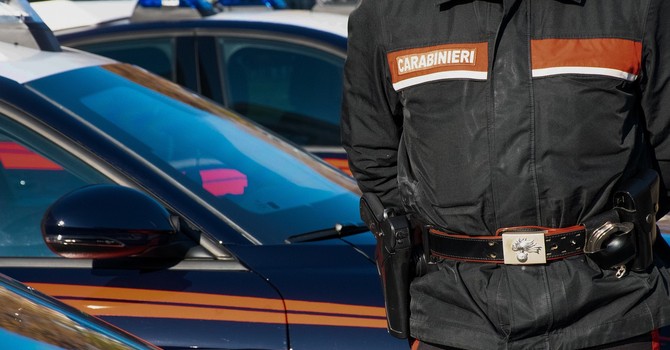 Minorenne sequestrato, picchiato con un coltello puntato alla gola e rapinato: tre giovani arrestati dai carabinieri