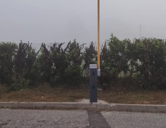 La nuova sbarra all'ingresso del Centro Raccolta Rifiuti di Cocquio Trevisago La nuova sbarra all'ingresso del Centro Raccolta Rifiuti di Cocquio Trevisago