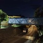 Il nuovo ponte pedonale sulla 394 a Comerio (foto dalla pagina Facebook del Comune)