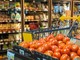 Inflazione, il caro prezzi taglia del 4,7% il carrello della spesa: acquisti di frutta e verdura giù del 9%