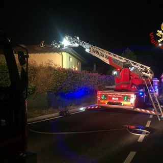 Le immagini dell'intervento dei vigili del fuoco di questa notte a Cocquio Trevisago