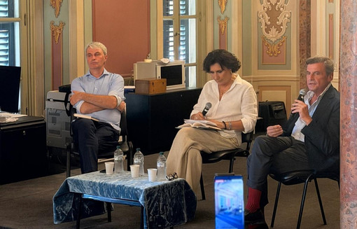 Carlo Calenda a Varese: «È l'ora dell'Europa». Palazzo Estense gremito per la presentazione di "Difendere la libertà"