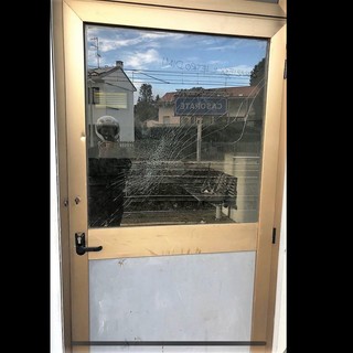 La porta della sala d'aspetto della stazione di Casorate Sempione danneggiata dai vandali (foto dalla pagina Facebook Casorate Sempione: il paese che vorrei)