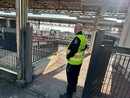 Un volontario della sicurezza in azione alla stazione ferroviaria di Cocquio Trevisago