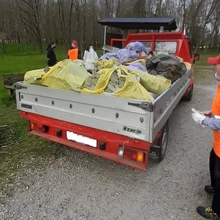 Volontari all'opera nel fondovalle tra Fagnano e Gorla Maggiore: raccolta una vagonata di rifiuti