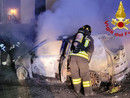 L'auto divorata delle fiamme in via De Amicis a Cittiglio