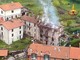 VIDEO E FOTO. In fiamme un edificio di quattro piani nel Comasco, in volo anche l'elicottero decollato da Malpensa