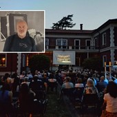 Il pubblico del cinema estivo a Villa Calcaterra, sede Icma - Istituto cinematografico Michelangelo Antonioni. Nel riquadro, Paolo Castelli Il pubblico del cinema estivo a Villa Calcaterra, sede Icma - Istituto cinematografico Michelangelo Antonioni. Nel riquadro, Paolo Castelli