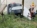 L'auto ripescata dal fiume Po dai vigili del fuoco L'auto ripescata dal fiume Po dai vigili del fuoco