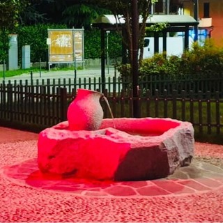 La fontana di Cavaria con Premezzo colorata di rosso per la lotta contro la violenza sulle donne