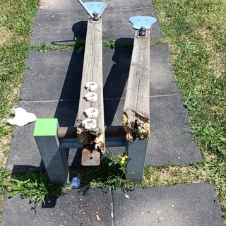 Il vandalismo compiuto al parco di Clivio (foto dalla pagina Facebook del Comune)