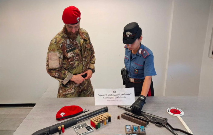 Armi e denaro sequestrati dai carabinieri e dai militari nei boschi di Vergiate