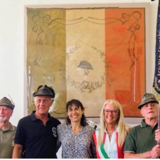 Il valore della tradizione e della memoria: a Carnago restaurati bandiera e gagliardetto dell'associazione Combattenti