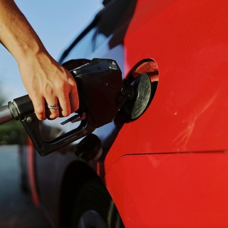 La lotta al caro carburanti passa anche dalla riduzione dei consumi. I consigli dell'esperto: «Guida senza "strappi" e meno aria condizionata»