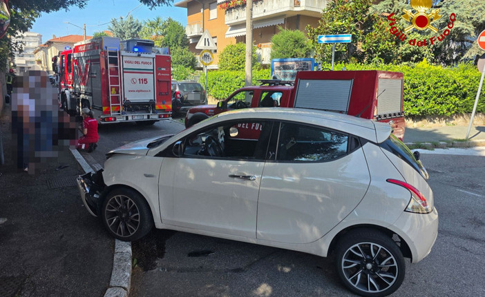 Le immagini dell'incidente all'incrocio a Cassano Magnago Le immagini dell'incidente all'incrocio a Cassano Magnago