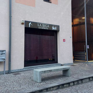 L'ingresso del nuovo bar ristorante "La Biga" a Comabbio