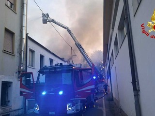 Le immagini dell'incendio in un capannone di Castronno Le immagini dell'incendio in un capannone di Castronno