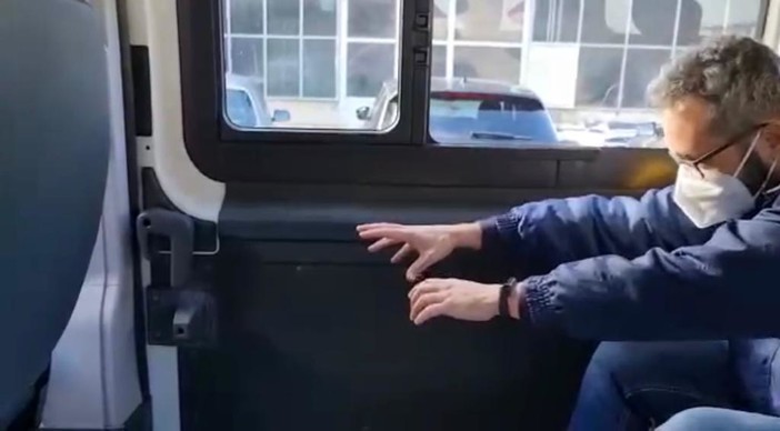 Il Pd varesino diffonde alcuni video in cui si vede come i bus speciali per disabili abbiano attiva la chiusura forzata delle porte durante il trasporto