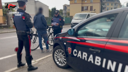 Stroncato il delivery della droga nel Varesotto: consegnavano le dosi in bici e monopattino, arrestati dai carabinieri
