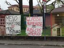 Gli striscioni di protesta affissi dai genitori ai cancelli della scuola dell'infanzia di Casorate Sempione(foto da Facebook)