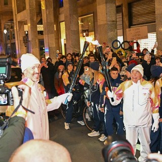 L'eroe dell'hockey varesino Jim Corsi insieme ad Andrea Meneghin con la fiaccola olimpica in città