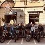 Il nutrito gruppo di appassionati di moto davanti al Golden Egg, Varese, in attesa di dare il via alla terza stagione di Cafè Racer Varese