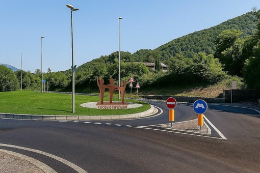 Nuova rotatoria con scultura a Cocquio Trevisago Nuova rotatoria con scultura a Cocquio Trevisago