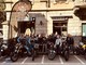 Il nutrito gruppo di appassionati di moto davanti al Golden Egg, Varese, in attesa di dare il via alla terza stagione di Cafè Racer Varese