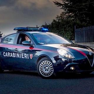 Sedicenne fugge in moto dai carabinieri, fermato dopo un inseguimento: era senza patente e assicurazione