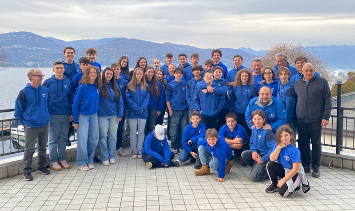 La grande famiglia della Canottieri Arolo (foto di Cristian Vincenti) La grande famiglia della Canottieri Arolo (foto di Cristian Vincenti)