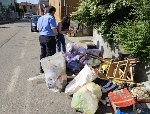 I rifiuti abbandonati a Cavaria con Premezzo nella zona di via IV Novembre e del piazzale della stazione