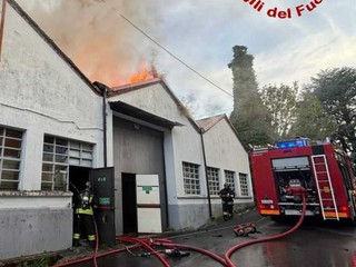 Le immagini dell'incendio in un capannone di Castronno Le immagini dell'incendio in un capannone di Castronno
