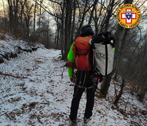 Escursionista cade nei boschi e si ferisce: a Marzio intervengono Soccorso alpino ed elicottero dei vigili del fuoco
