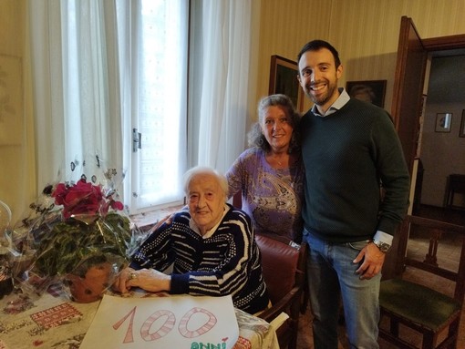 La signora Ilde Fraschini con la vicina di casa Valeria binda e il sindaco Michele Ballarini