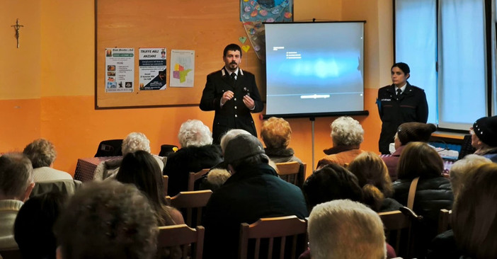 «Prendete tempo e chiamate il 112»: a Busto i Carabinieri in cattedra contro le truffe agli anziani «Prendete tempo e chiamate il 112»: a Busto i Carabinieri in cattedra contro le truffe agli anziani