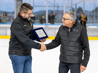Corsi riceve la targa della società giallonera dal presidente Carlo Bino/1 Corsi riceve la targa della società giallonera dal presidente Carlo Bino/1