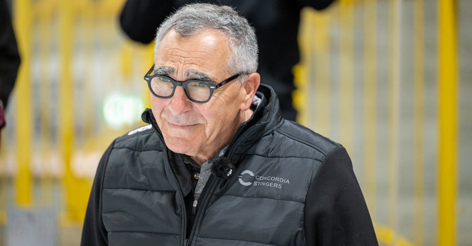 Jim Corsi, 72 anni, commosso durante la serata indimenticabile dell'omaggio di Varese al portiere e all'eroe degli scudetti dell'hockey (foto Alessandro Umberto Galbiati) Jim Corsi, 72 anni, commosso durante la serata indimenticabile dell'omaggio di Varese al portiere e all'eroe degli scudetti dell'hockey (foto Alessandro Umberto Galbiati)