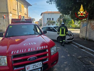 Le immagini dell'incidente all'incrocio a Cassano Magnago Le immagini dell'incidente all'incrocio a Cassano Magnago