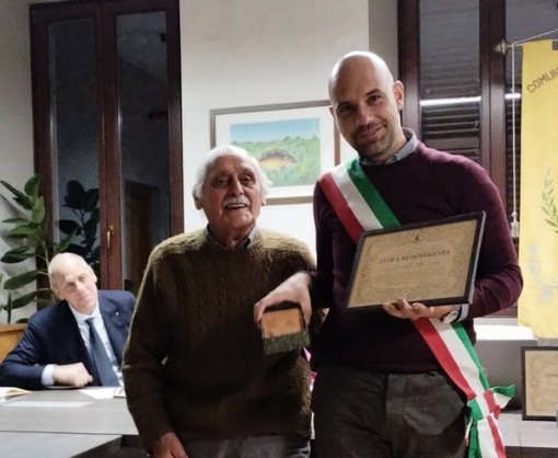 Luigi Giorgetti detto Negus premiato dal sindaco Bossi Luigi Giorgetti detto Negus premiato dal sindaco Bossi