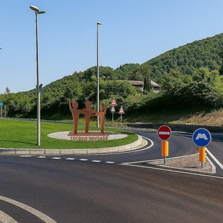 Nuova rotatoria con scultura a Cocquio Trevisago Nuova rotatoria con scultura a Cocquio Trevisago