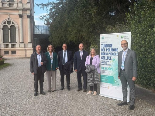 Giuseppe Catanoso direttore sanitario Ats Insubria; Elisabetta Todisco, direttrice dipartimento oncologico interaziendale Ats Insubria presso Valle Olona; Eugenio Cocozza, direttore dipartimento oncologico Asst Sette Laghi; Italo Dell'Oca, direttore Radioterapia Asst Sette Laghi; Adelina Salzillo direttrice sanitaria Asst Sette Laghi; Andrea Imperatori, professore Insubria e direttore Chirurgia toracica Giuseppe Catanoso direttore sanitario Ats Insubria; Elisabetta Todisco, direttrice dipartimento oncologico interaziendale Ats Insubria presso Valle Olona; Eugenio Cocozza, direttore dipartimento oncologico Asst Sette Laghi; Italo Dell'Oca, direttore Radioterapia Asst Sette Laghi; Adelina Salzillo direttrice sanitaria Asst Sette Laghi; Andrea Imperatori, professore Insubria e direttore Chirurgia toracica