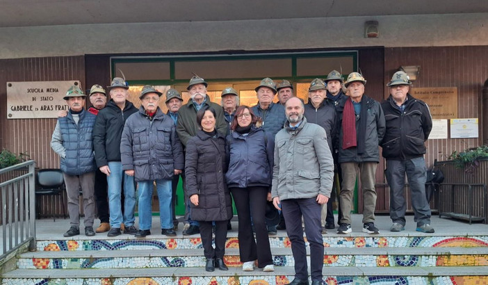 La generosità degli alpini di Caravate premia gli studenti meritevoli del paese: istituite delle borse di studio