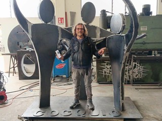 Nuova rotatoria con scultura a Cocquio Trevisago Nuova rotatoria con scultura a Cocquio Trevisago