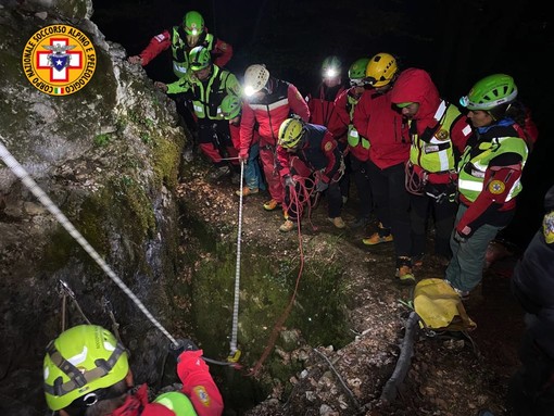 FOTO. Salvata nella notte la speleologa ferita e intrappolata in una grotta in Valcuvia
