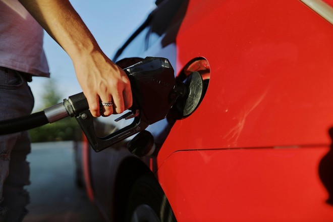 La lotta al caro carburanti passa anche dalla riduzione dei consumi. I consigli dell'esperto: «Guida senza "strappi" e meno aria condizionata»