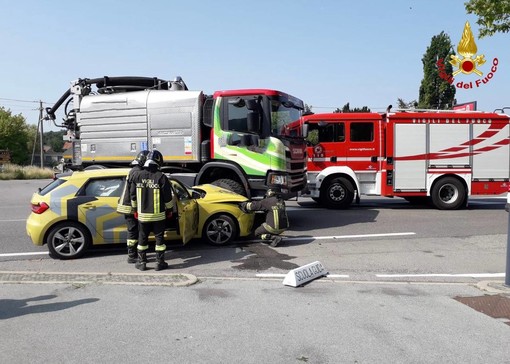 Cocquio, scontro tra un'auto della scuola guida e un camion: soccorsi in azione in via Milano