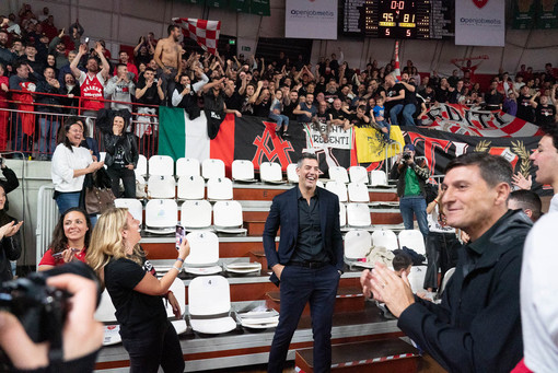 L'amministratore delegato della Pallacanestro Varese Luis Scola in mezzo ai suoi tifosi