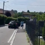Un'immagine della fuga dei ladri a Daverio tratta dal video girato dal ciclista con il telefonino Un'immagine della fuga dei ladri a Daverio tratta dal video girato dal ciclista con il telefonino