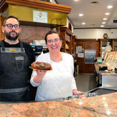 Valentina e Andrea Cardani, figli di Luigi e nipoti di Adele ed Ettore: sono loro oggi i rappresentanti della famiglia che da sempre conduce il Brenna di Biumo. Nelle foto in galleria la pasticceria com'era una volta e com'è adesso